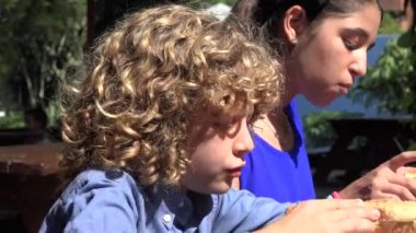 Sıcak yemek kardeşler yemek köpek