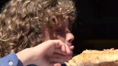 Çocuk yemek sosisli sandviç yemek