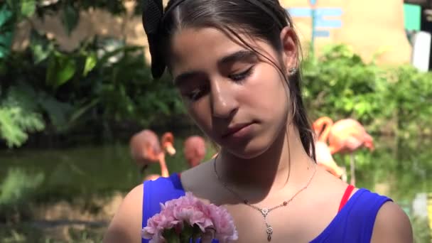 Triste giovanissima ragazza all'aperto — Video Stock