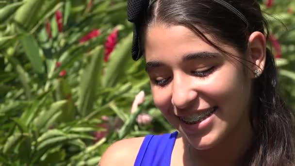 Teen kız gülümseyerek bitkiler yakınındaki — Stok video