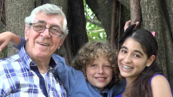 Abuelo y nietos — Vídeo de stock