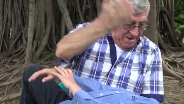 Abuelo y nieto actuando como tontos — Vídeo de stock