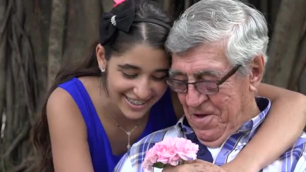 Внучки, вказуючи на щастя — стокове відео