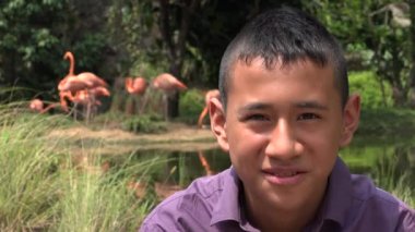 Gülümseyen Kolombiyalı genç çocuk