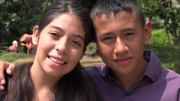 Adolescentes amigos sonriendo juntos — Vídeos de Stock