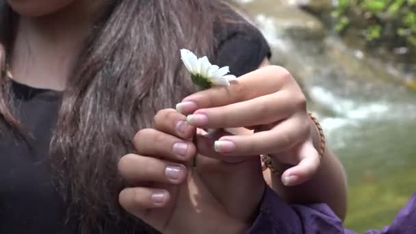 Девочка-подросток с цветочком в руках — стоковое видео