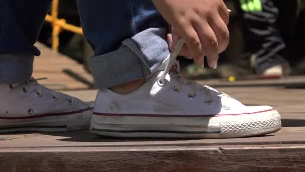 Beyaz Spor Ayakkabıları Bağlayan Kadın — Stok video
