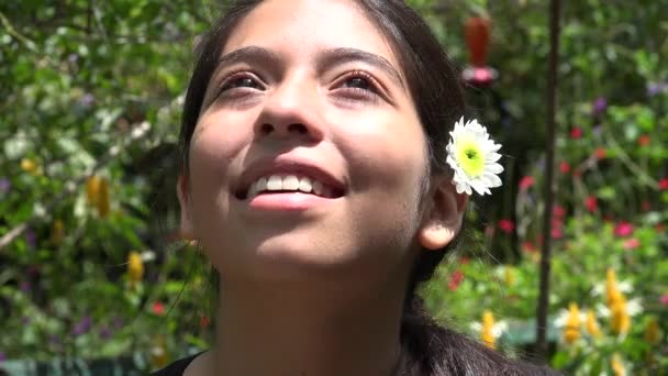 Feliz adolescente chica durando el verano — Vídeos de Stock