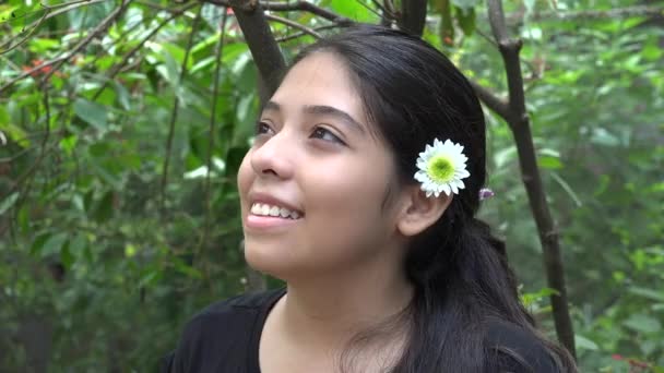 Έφηβος κορίτσι με πεταλούδες — Αρχείο Βίντεο