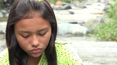 Nehri yakınında üzgün kız