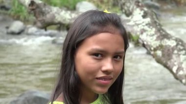 Diş telleri ile gülümseyen İspanyol kız