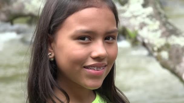 Menina feliz com aparelho — Vídeo de Stock