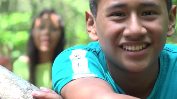 Niño haciendo una bomba fotográfica — Vídeo de stock