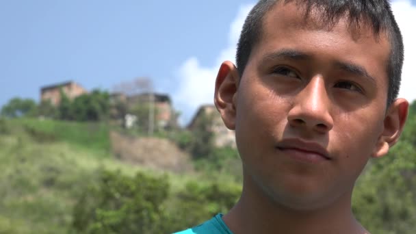 Tizenéves fiú vidéki nyomornegyed közel — Stock videók