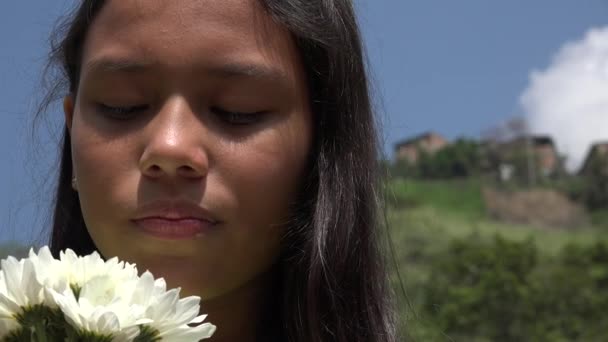 Menina triste perto de montanhas — Vídeo de Stock