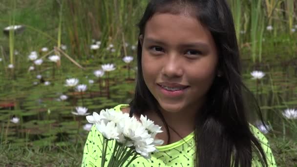 Τοποθέτηση κορίτσι κοντά Λίμνη Lilypad — Αρχείο Βίντεο