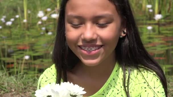 Young Girl lachen in de buurt van de vijver — Stockvideo