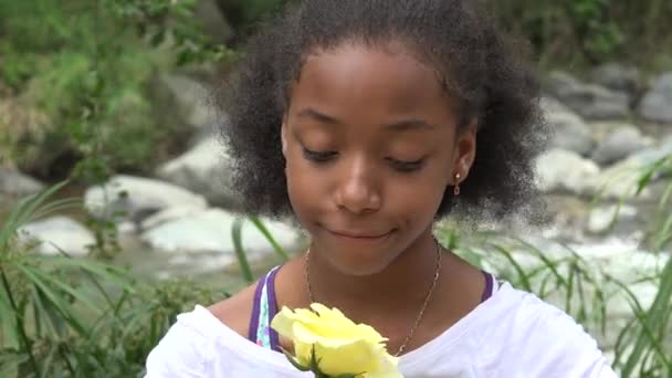 Грустная африканская девочка-подросток — стоковое видео