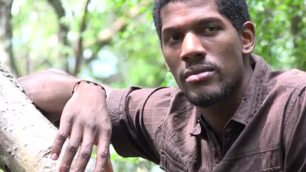 Hombre africano relajándose en el bosque — Vídeos de Stock