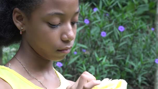 Trauriges afrikanisches Teenager-Mädchen — Stockvideo