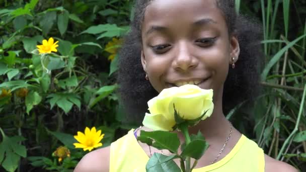 Felice africano adolescente ragazza — Video Stock