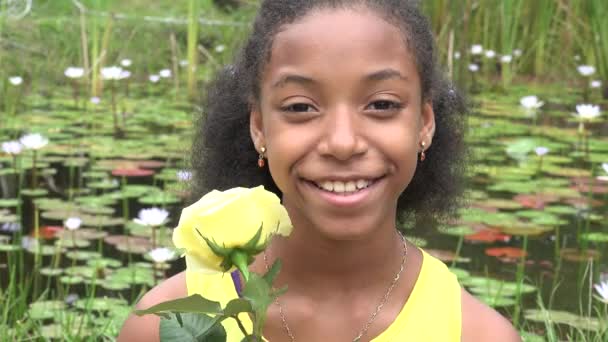 Afrikaanse tiener meisje op de vijver — Stockvideo