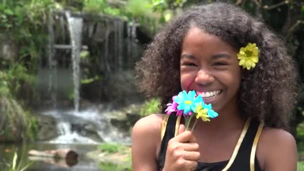 Afrikaanse tiener meisje op waterval — Stockvideo