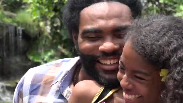 Afrikansk far och dotter eller syskon — Stockvideo