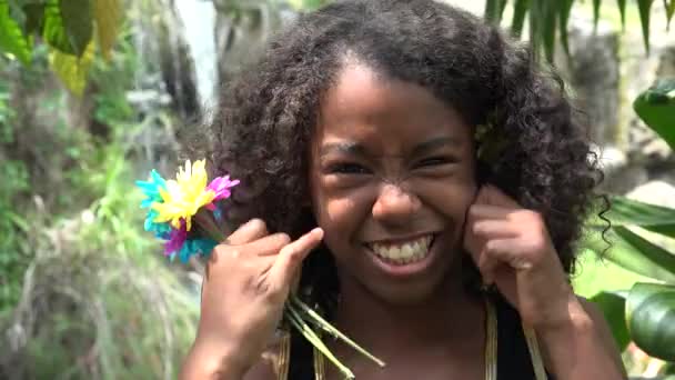 Africaine adolescent fille faire drôle visages — Video