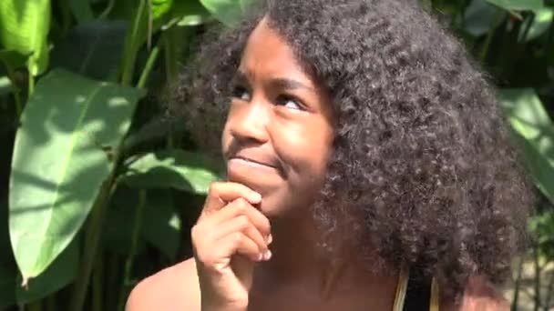 Запутанная или думающая африканская девочка-подросток — стоковое видео