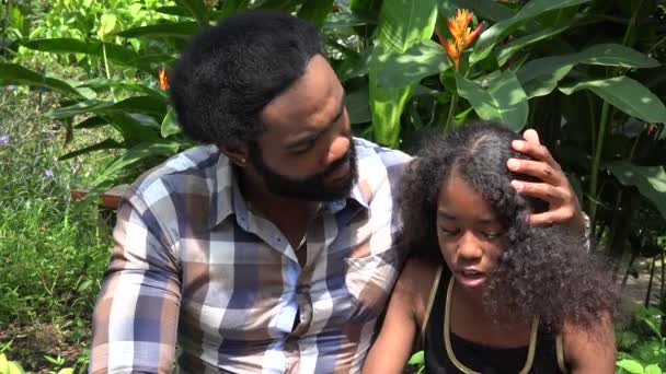 Padre africano e hija hablando — Vídeo de stock