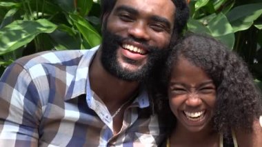 Afrika baba ve kızı gülüyor