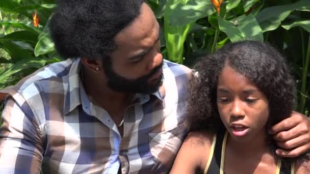 Afrikaanse vader en dochter praten — Stockvideo
