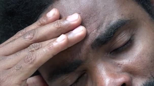 Africké dospělého muže s bolestí hlavy — Stock video
