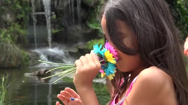 Hispanic meisje ruikende bloemen — Stockvideo