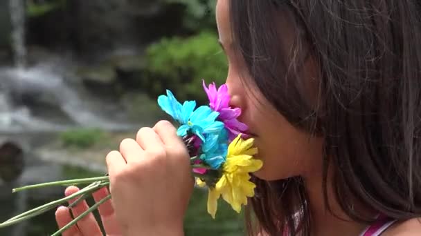 Hispanisches Mädchen, das Blumen riecht — Stockvideo