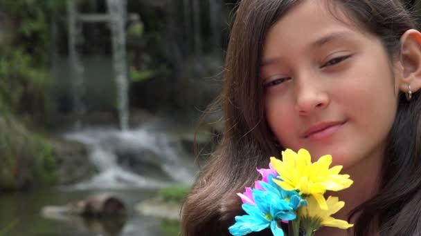 Zpomalené hispánský dívka u vodopádu — Stock video