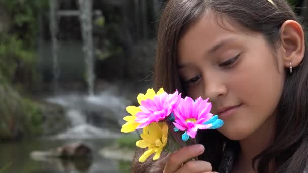 Gelukkig jong meisje bij waterval — Stockvideo