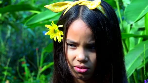 混乱したり、思考の若い女の子 — ストック動画