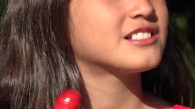 Kız yemek lolipop şeker