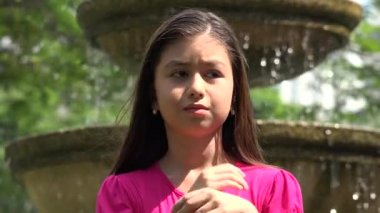 Güneşli Park çeşme, üzgün genç kız