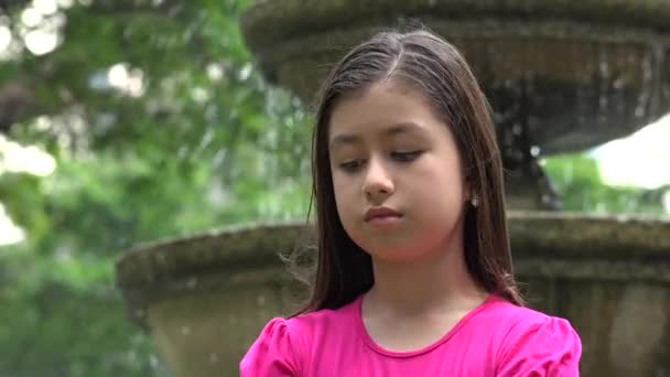 Triste joven en Park Fountain — Vídeo de stock