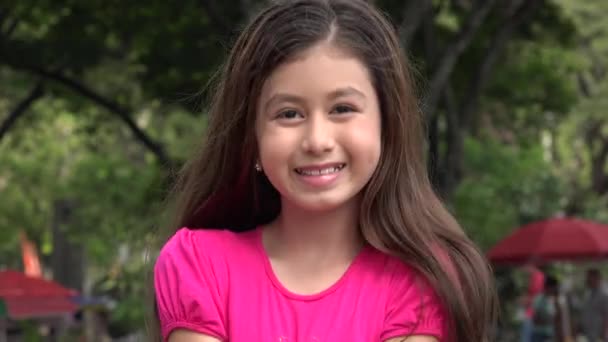 幸せな若い女の子を着てピンク — ストック動画