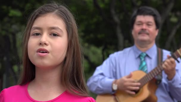 Padre e hija cantando y tocando la guitarra — Vídeo de stock