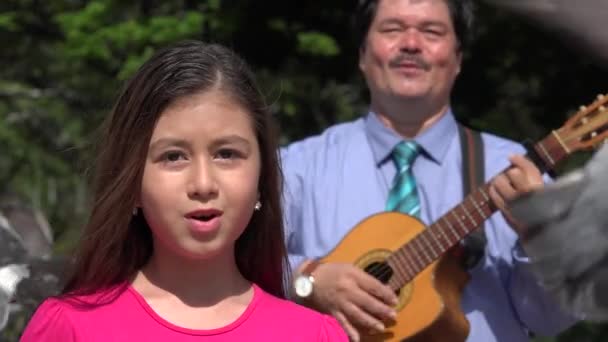 Padre e hija cantando y tocando la guitarra — Vídeo de stock
