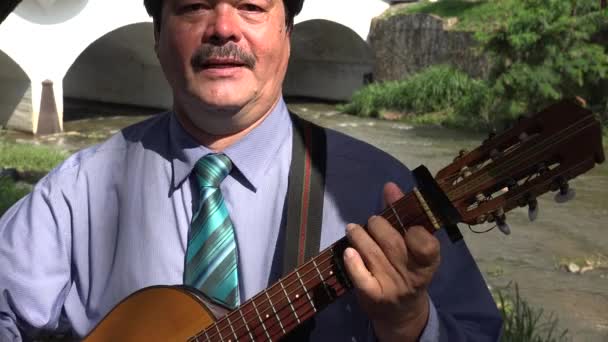 Muž zpívá a hraje na kytaru — Stock video