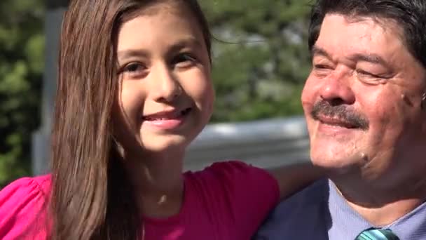 Apa megcsókolja lánya a nyári nap — Stock videók