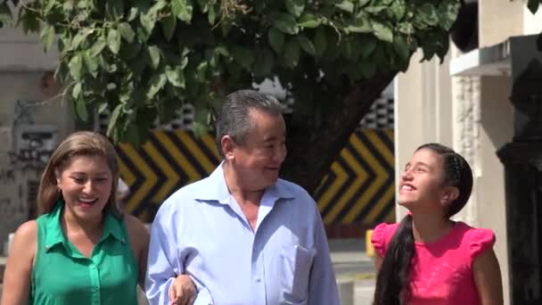 Familia feliz caminando por la calle — Vídeos de Stock