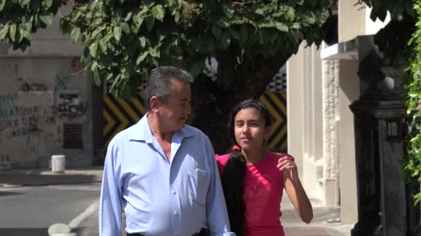 Padre e hija caminando por la calle urbana — Vídeos de Stock