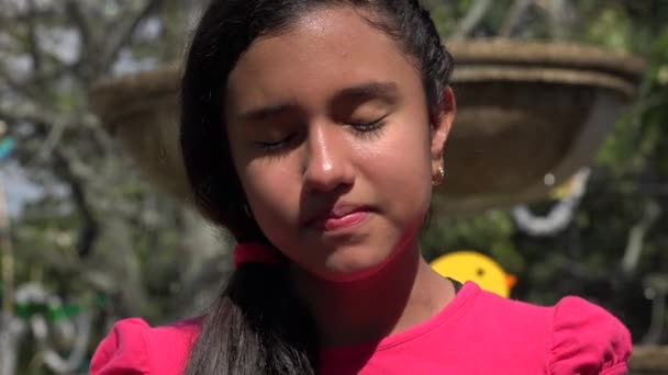 悲伤和孤独十几岁的女孩在公园喷泉 — 图库视频影像